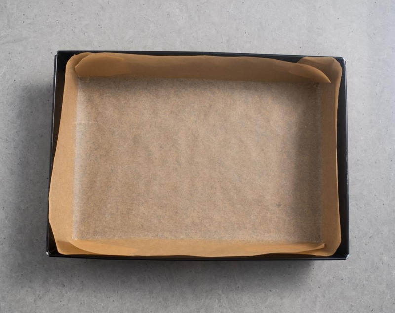 forma 25 x 35 cm wyłożona papierem do pieczenia
