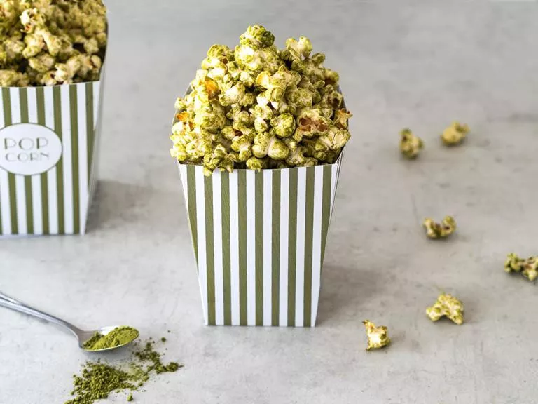 Popcorn z matchą i białą czekoladą