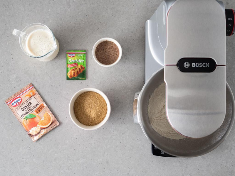 Suche składniki do babki drożdżowej i robot kuchenny MUM firmy Bosch.