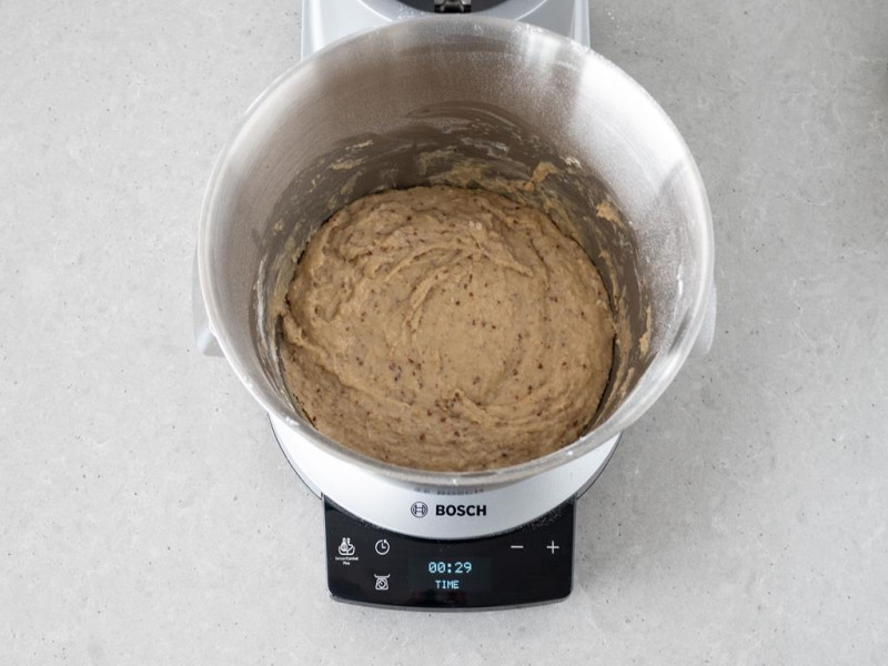 Wymieszane ciasto na babkę drożdżową w misie robota kuchennego MUM firmy Bosch.