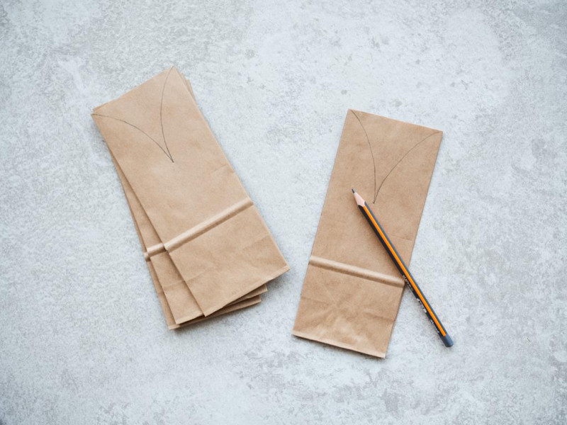 Odrysowany kształt uszu zajączka na papierze