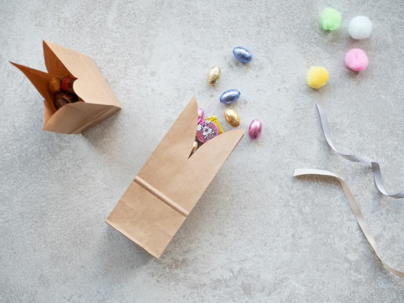 Torebka wypełniona drobiazgami, słodyczami