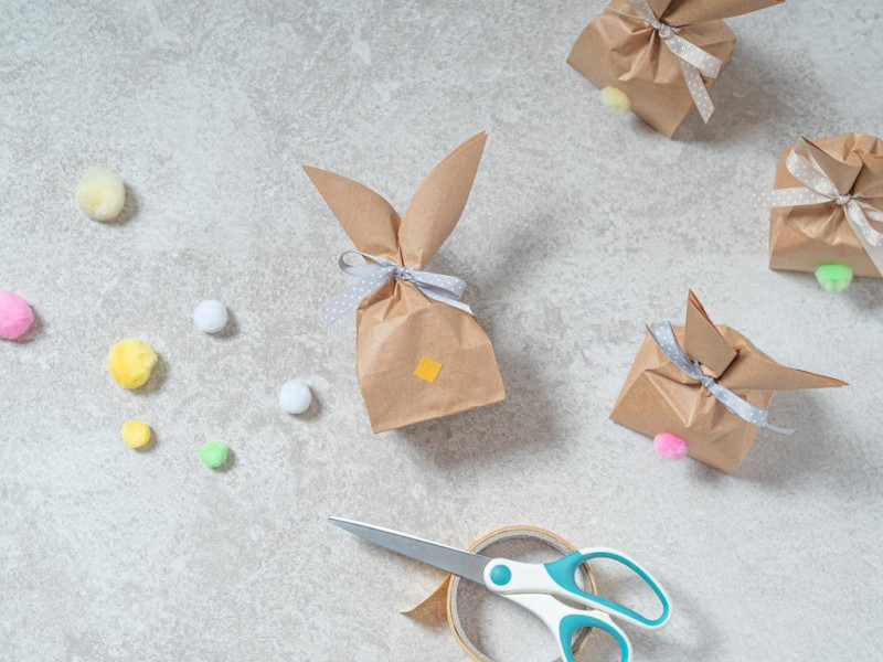 Pomponik doklejony do papierowej torebki