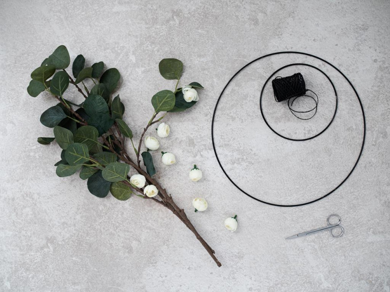 obręcze, liście i białe kamelki na wianek
