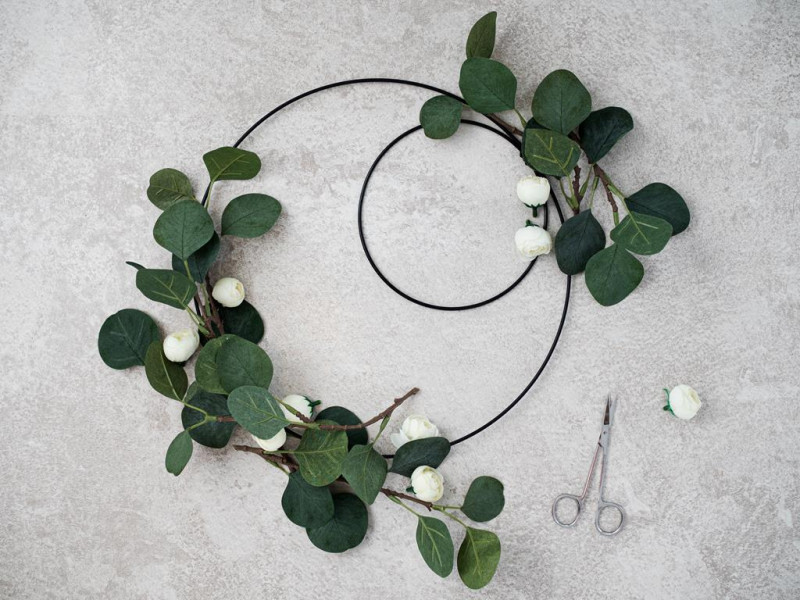 układanie kompozycji z kwiatów i liści na wianek dekoracyjny