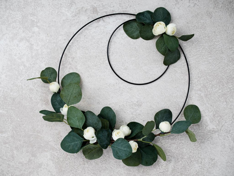 Wianek dekoracyjny z białych kwiatów i liści