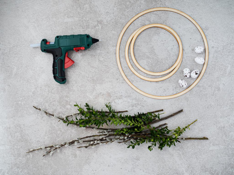 Gałązki, jajka do dekoracji i pistolet do kleju