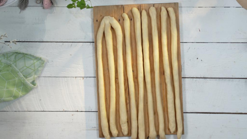 9 pasm ciasta drożdżowego na blacie