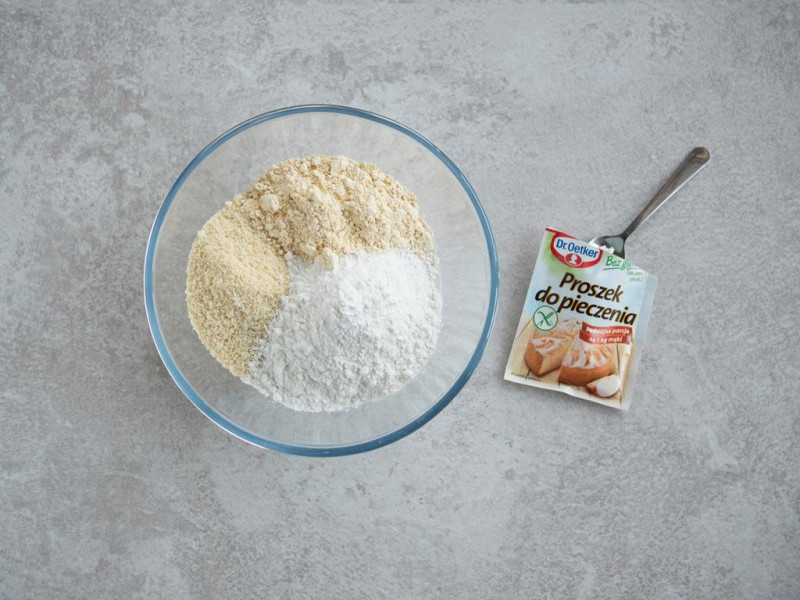 maka ryżowa, mąka z ciecierzycy, mielone migdały, proszek do pieczenia bez glutenu Dr. Oetkera