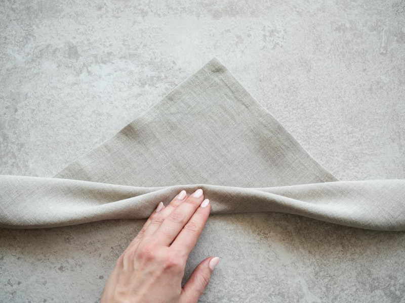 formowanie uszu zająca z serwetki