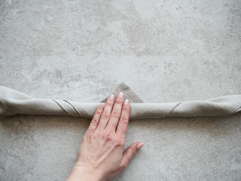 zwijanie serwetki lnianej