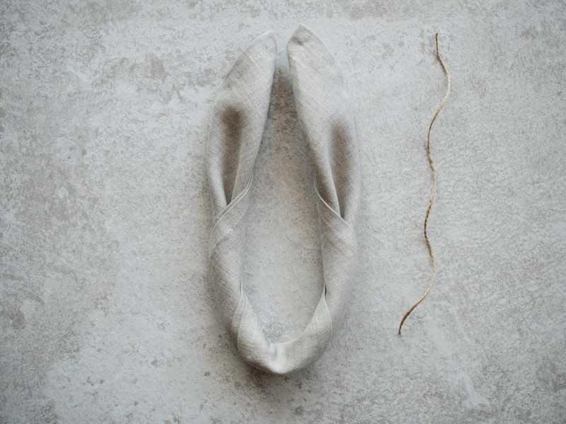 wiązanie serwetki lnianej na uszy zająca