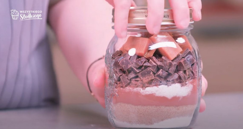 Brownie w słoiku z mąką, brązowym cukrem, kakao, cukrem z wanilią, posiekaną gorzką czekoladą i kawałkami krówek