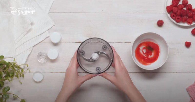 Wszystkie wymieszane składniki na balsam do ust i blender