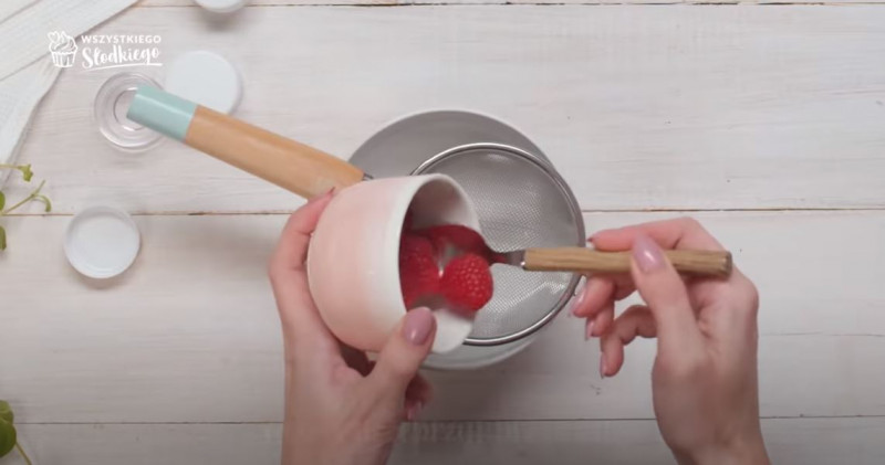 Maliny przecierane przez sitko