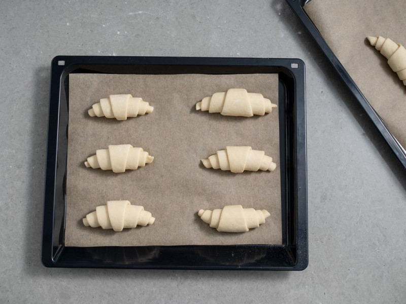 croissanty ułożone do wyrastania