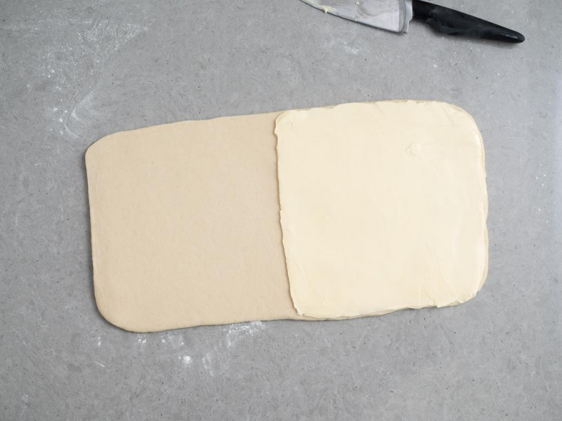 przekładanie (laminowanie) ciasta na croissanty masłem