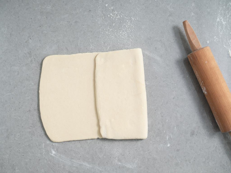 wałkowanie i skłądanie ciasta na croissanty