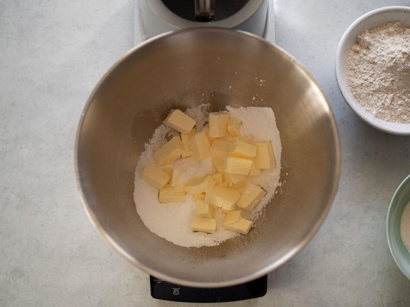 w misce robota kuchennego mąka i pokrojone masło