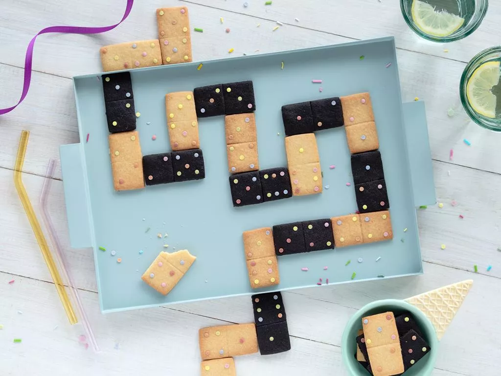 ciasteczka domino z wanilią, czarnym kakao i cukrową posypką konfetti Dr. Oetkera