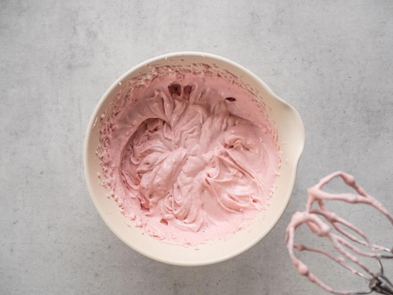 w misce ubity truskawkowy krem z mascarpone