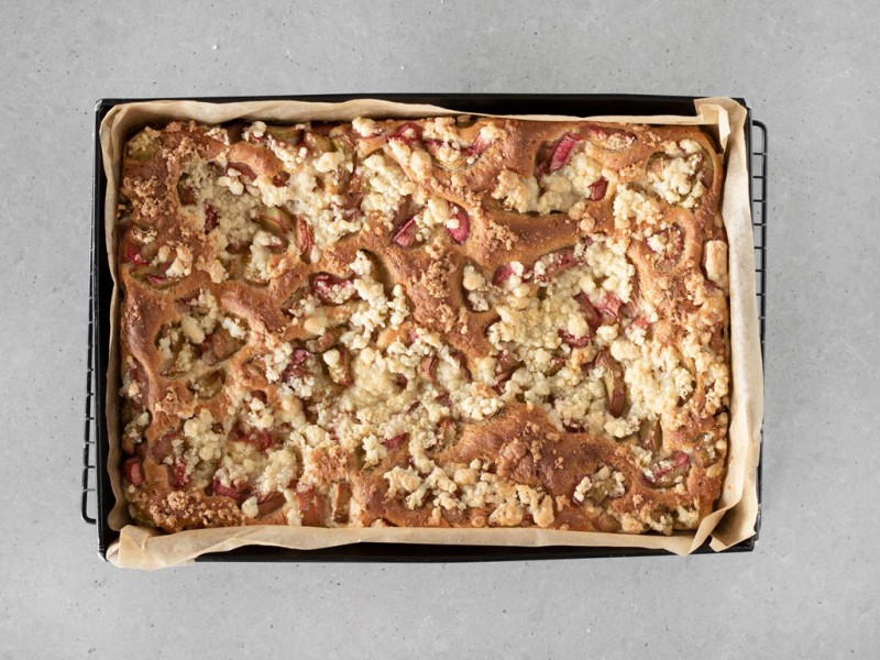 Upieczona wegańska drożdżówka z rabarbarem i kruszonką.