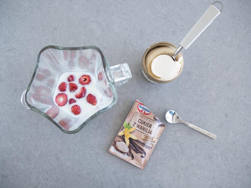 lody, mleko, truskawki, cukier z wanilią Dr. Oetkera w blenderze kielichowym do robota Bosch MUM9BX5S65