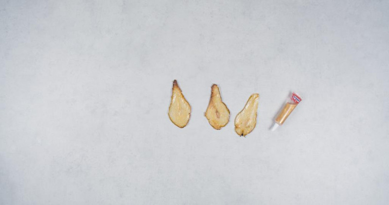 upieczone na lekko brązowy kolor i wystudzone plastry gruszek pomalowane złotym pisakiem, obok opakowanie złotego pisaka od dr. oetkera