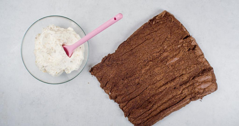 upieczone ciasto na kakaową roladę bez glutenu
