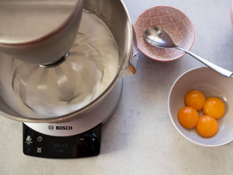 na blacie robot kuchenny bosch MUM, miseczka z żółtkami