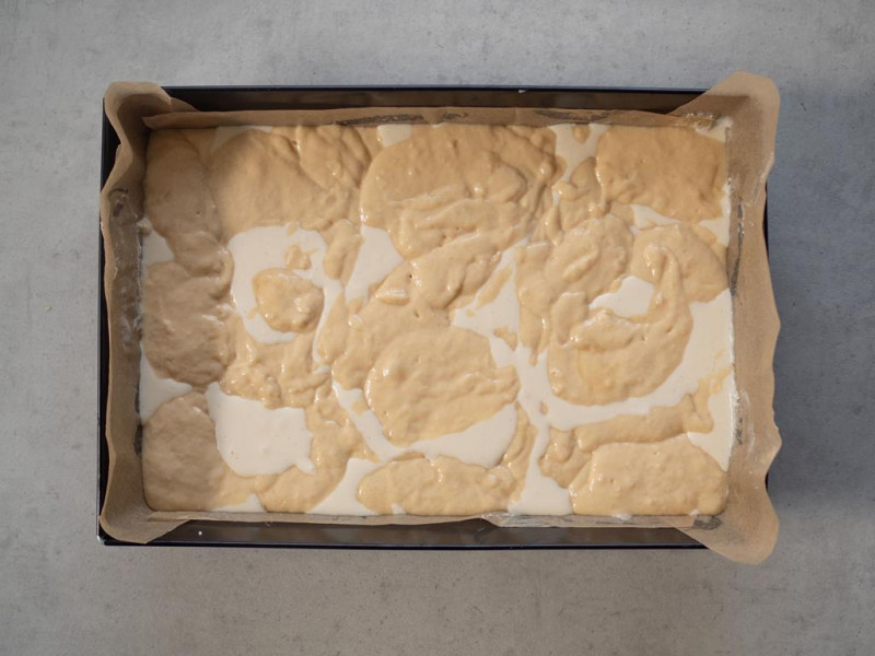 w blaszce do pieczenia ciasto drożdżowe z serem