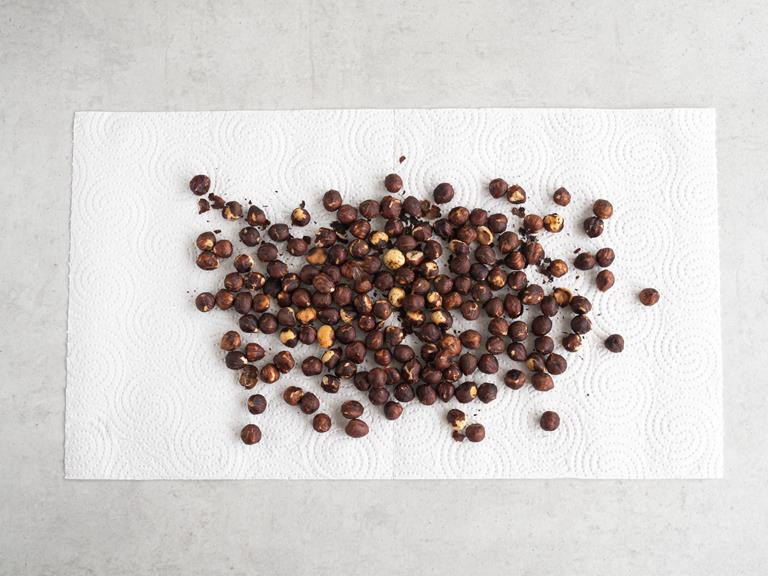 Podprażone orzechy wyłożone na ręcznik papierowy