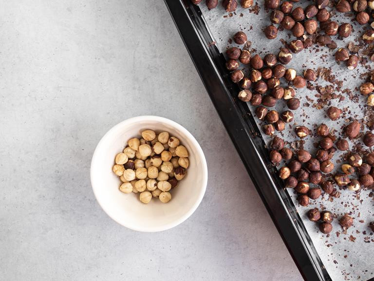 Obrane orzechy laskowe w miseczce