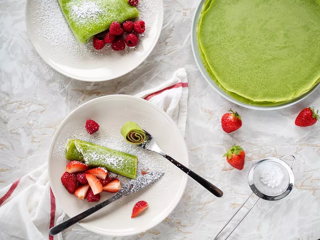 należniki z dodatkiem szpinaku podane z truskawkami , gładkim dżemem truskawkowym, twarożkiem waniliowym i malinami