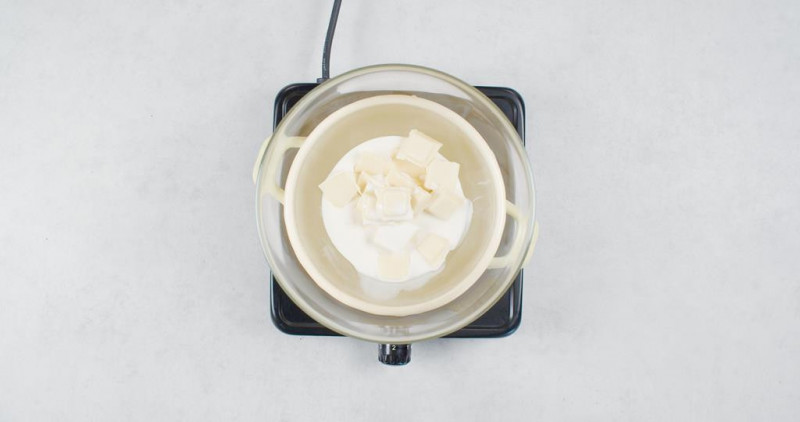 Biała czekolada rozpuszczona w śmietance w kąpieli wodnej