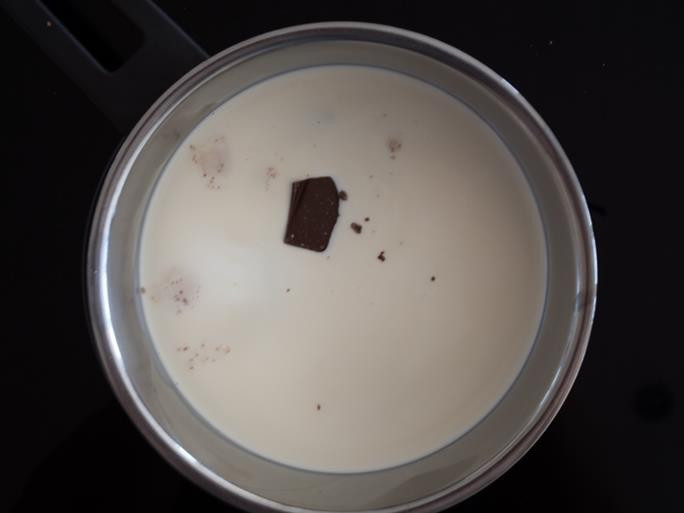 Podgrzana śmietanka i czekolada w garnuszku