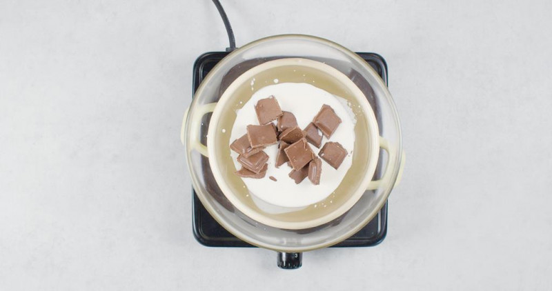 Rozpuszczanie czekolady w śmietance w kąpieli wodnej