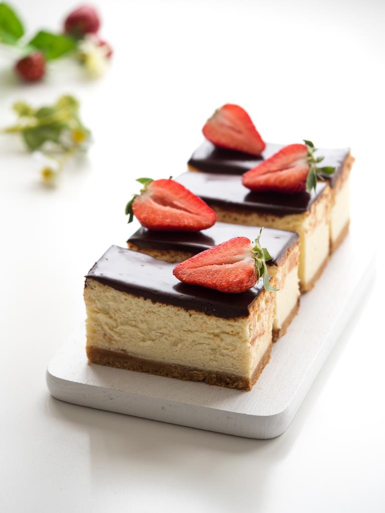 Sernik z polewą z gorzkiej, mlecznej czekolady i śmietanki