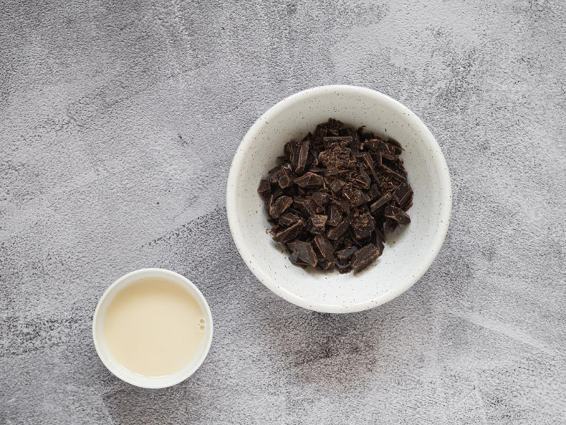 Połamana, gorzka czekolada i napój sojowy