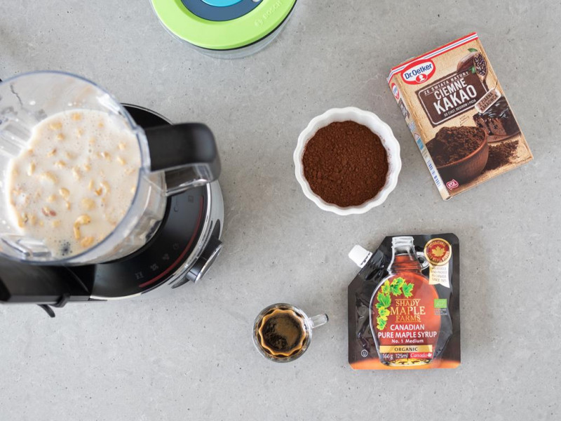 W blenderze kielichowym Bosch VitaMaxx napój sojowy z nerkowcami i daktylami. W miseczkach kakao Ciemne Dr. Oetkera, syrop klonowy i espresso.