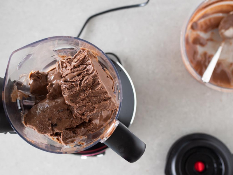 Zmrożone lody kawowe na bazie nerkowców i daktyli w blenderze kielichowym VitaMaxx.