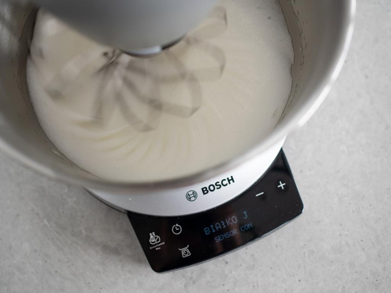 piana z białek ubita dzięki funkcji sensor control plus Robot kuchenny Bosch OptiMUM MUM9BX5S65