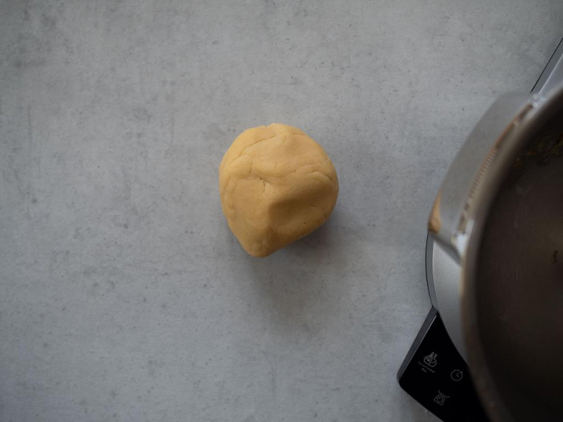 kulka nieupieczonego kruchego ciasta