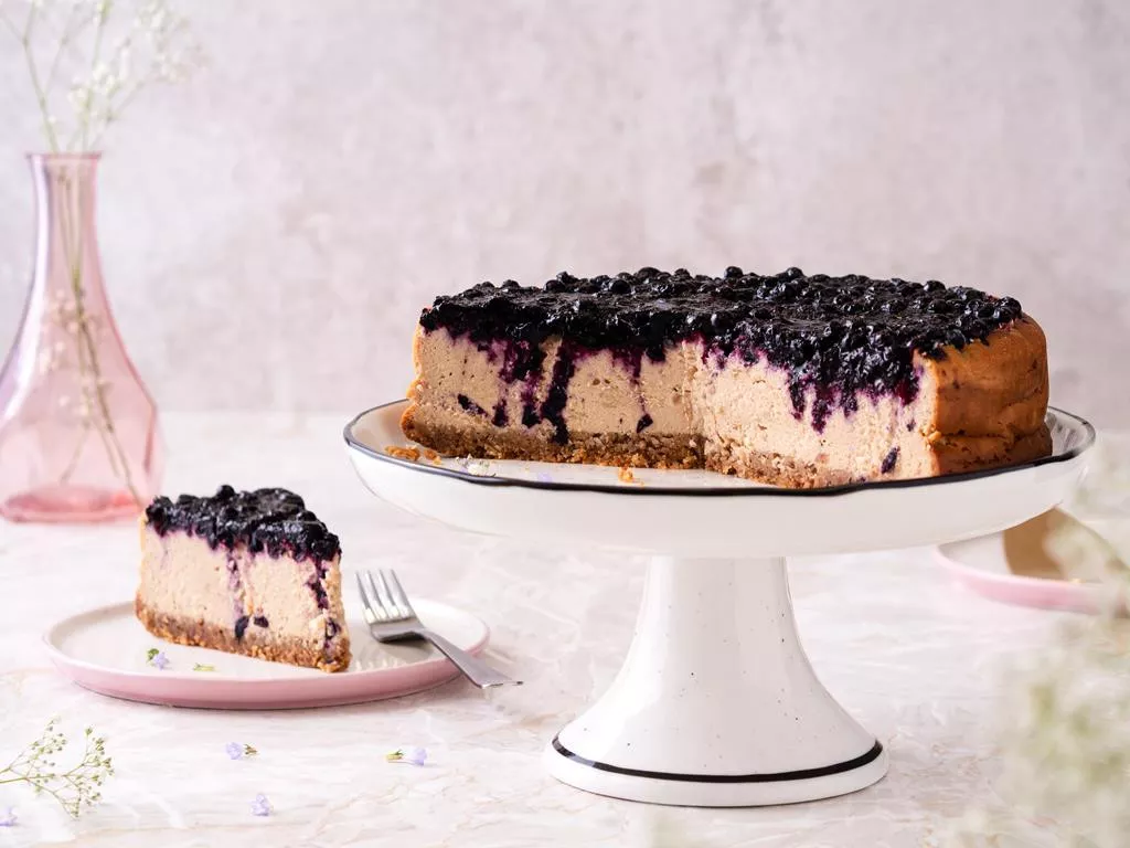 sernik na spodzie z orzechów laskowych z masłem orzechowym i jagodami Wszystkiego Słodkiego