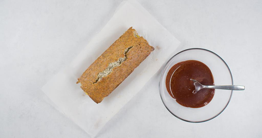 Polewa w miseczce i babka na papierze do pieczenia