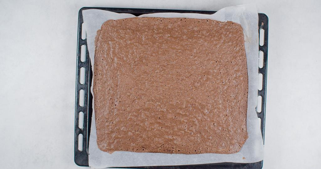 upieczone ciasto biszkoptowe na czekoladową roladę na formie do pieczenia