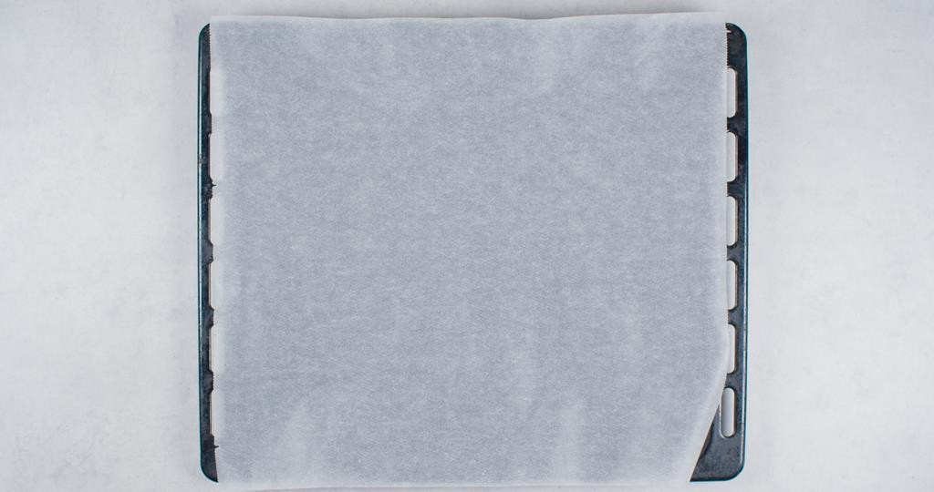 blacha z wyposażenia piekarnika wyłożona papierem do pieczenia