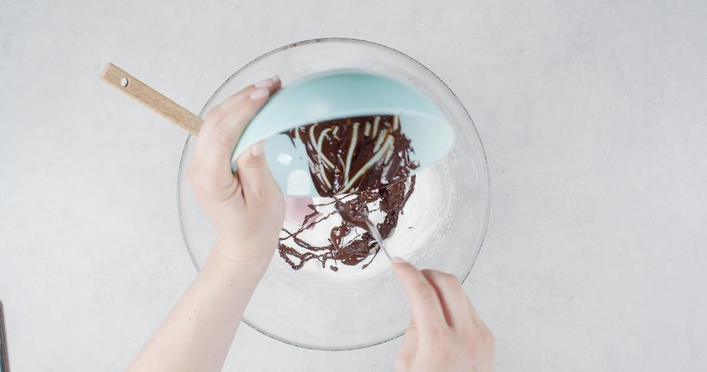 w szklanej misce ubita beza mieszana stopniowo z roztopioną czekoladą