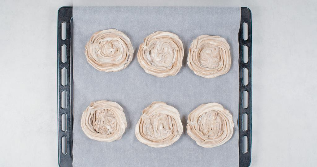 na blasze wyłożonej papierem do pieczenia nieupieczone bezy czekoladowe 6 sztuk