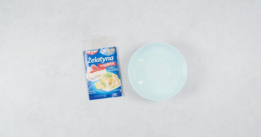 Żelatyna w listkach namoczona w wodzie